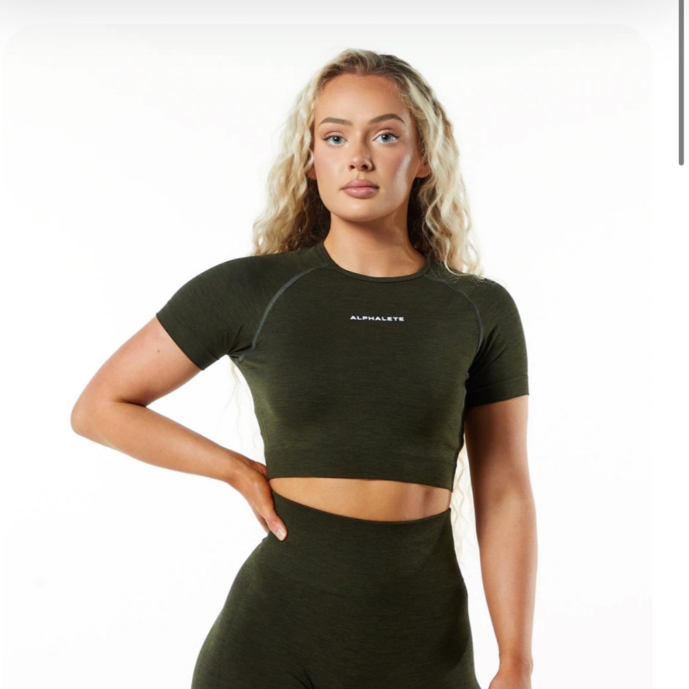 Alphalete Amplify Crop Top